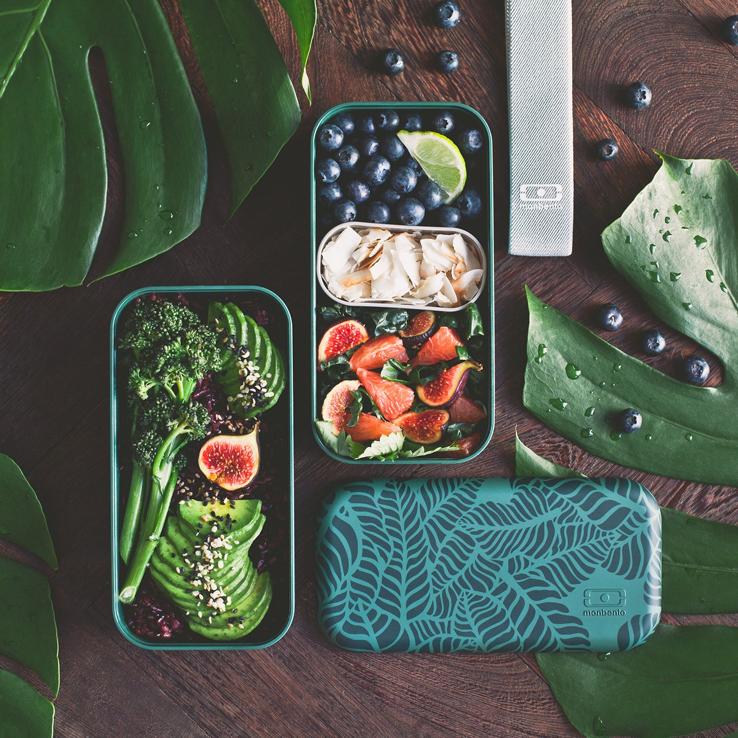 The MONBENTO MB Original lunch box and JUNGLE sauce pots set