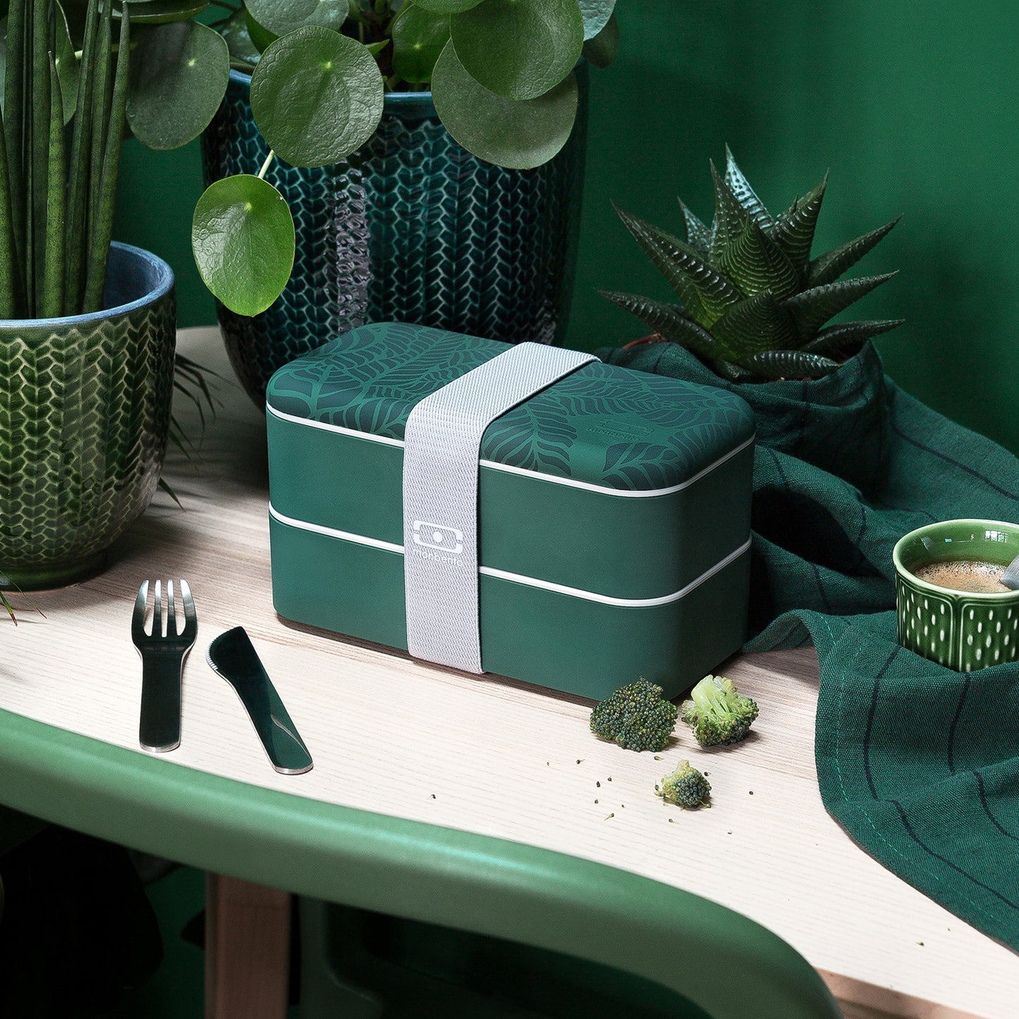 The MONBENTO MB Original lunch box and JUNGLE sauce pots set