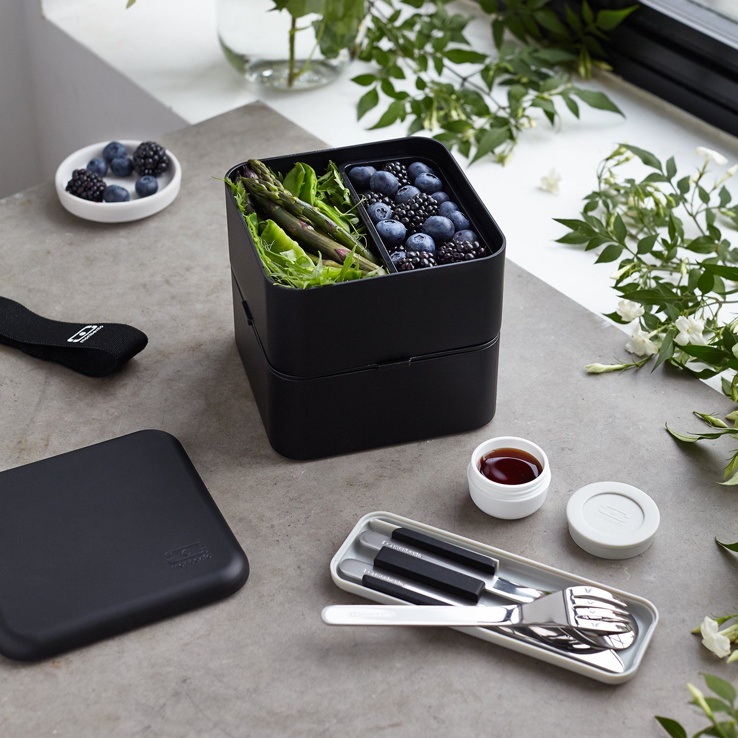 The MONBENTO BLACK onyx MB SQUARE set: SQUARE lunch container and sauce pots