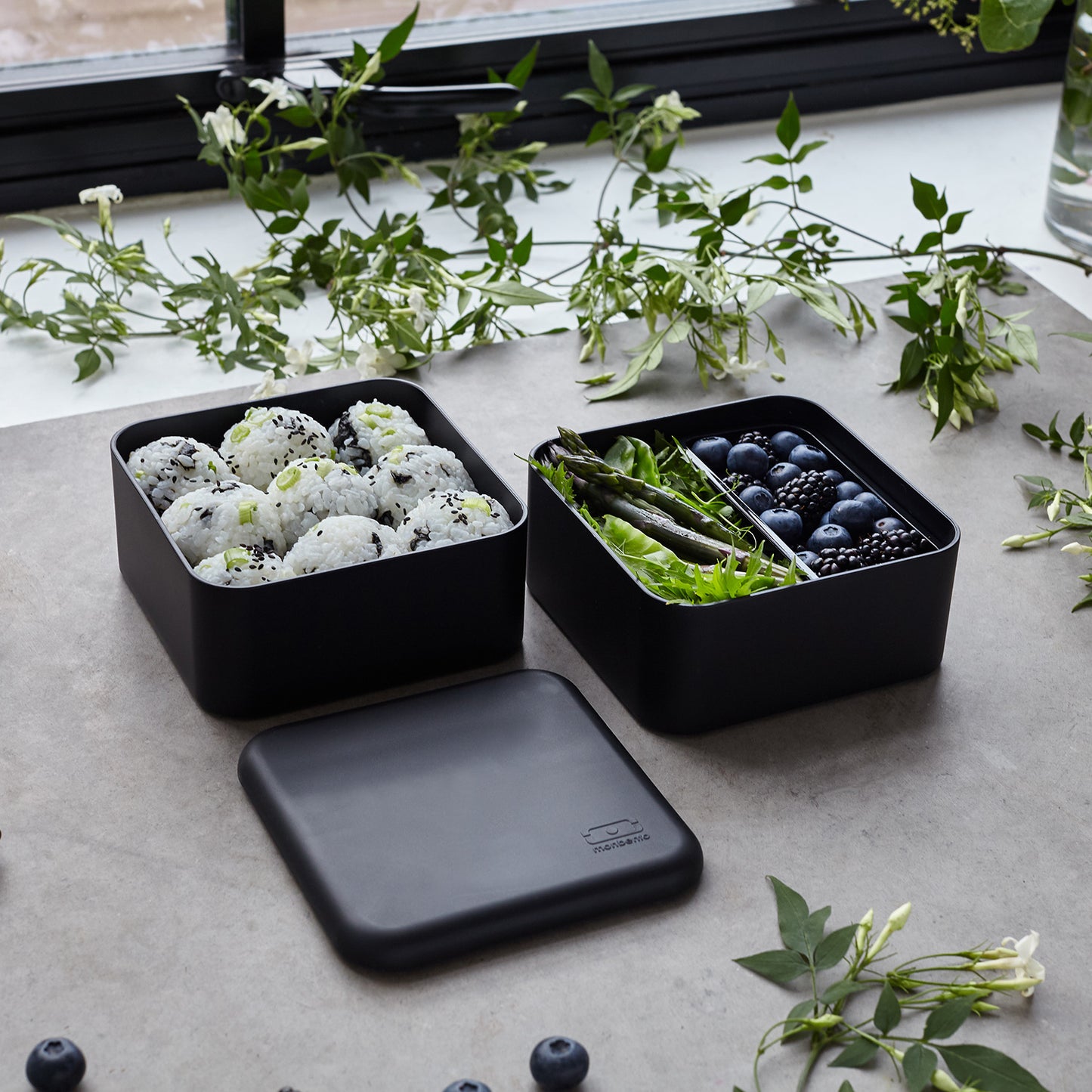The MONBENTO BLACK onyx MB SQUARE set: SQUARE lunch container and sauce pots