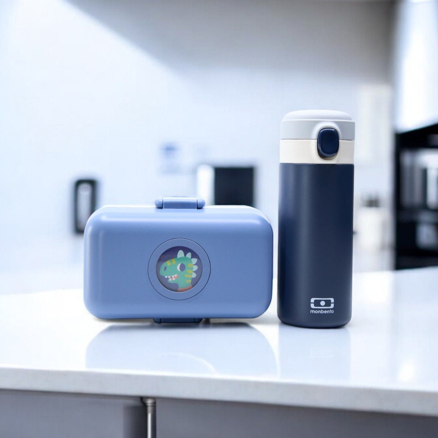 The MONBENTO Trésor MB set: BLUE Dino lunch container and BLUE Infini insulated bottle