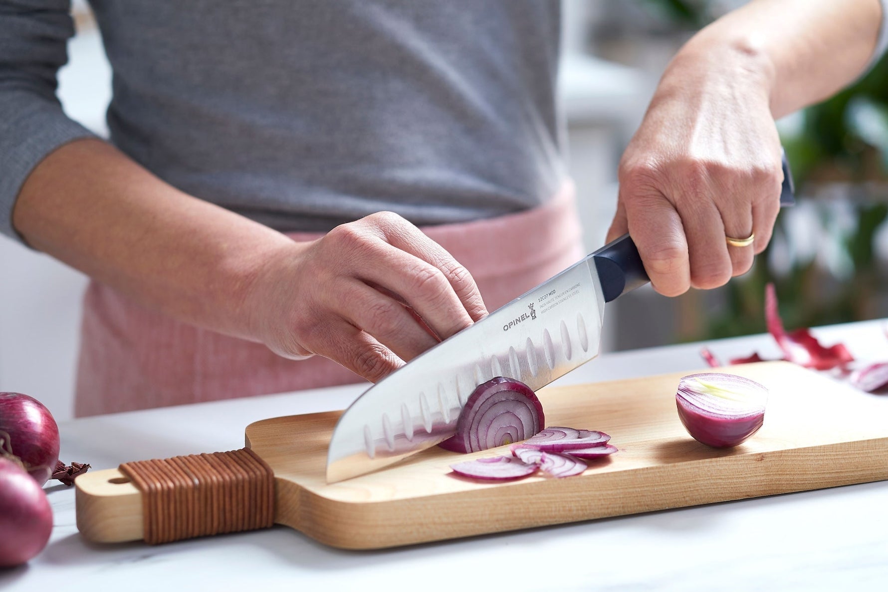 Pourquoi avoir un couteau Santoku : l'allié indispensable en cuisine